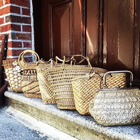 По мотивам Красной Шапочки: плетеные сумочки заполонили Instаgram