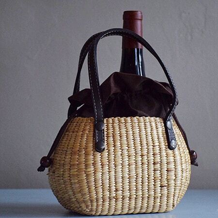 По мотивам Красной Шапочки: плетеные сумочки заполонили Instаgram