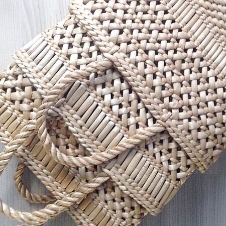 По мотивам Красной Шапочки: плетеные сумочки заполонили Instаgram