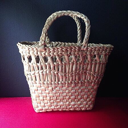 По мотивам Красной Шапочки: плетеные сумочки заполонили Instаgram