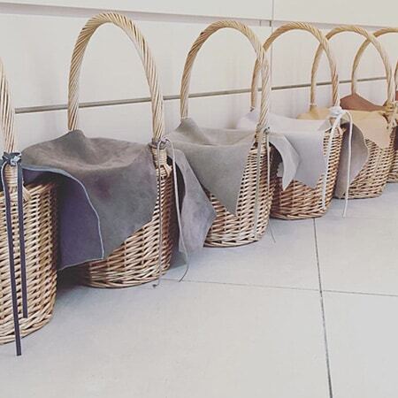 По мотивам Красной Шапочки: плетеные сумочки заполонили Instаgram