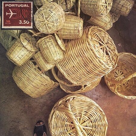 По мотивам Красной Шапочки: плетеные сумочки заполонили Instаgram