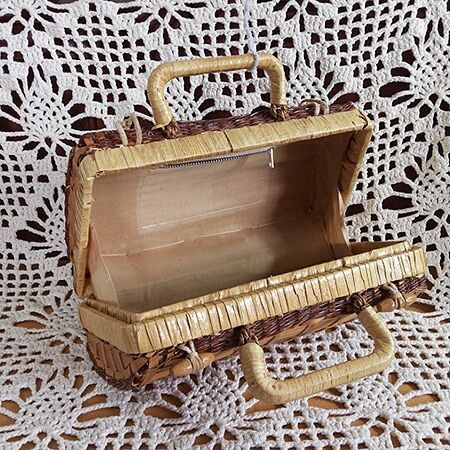 По мотивам Красной Шапочки: плетеные сумочки заполонили Instаgram