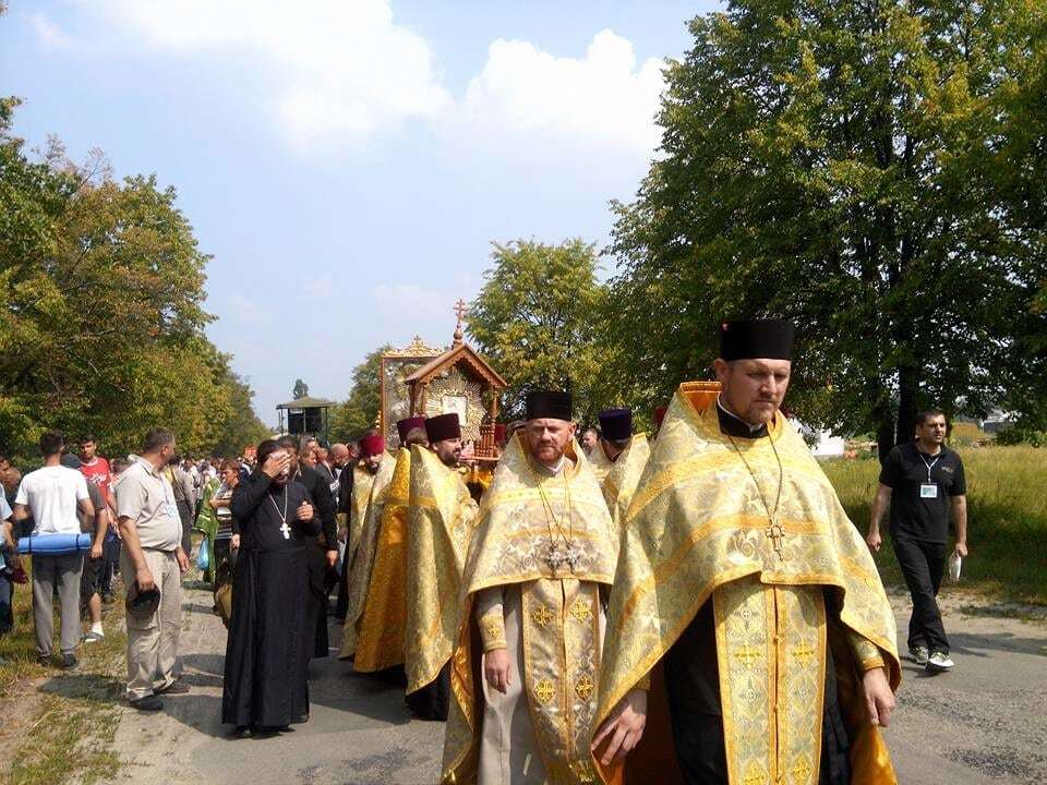 Несуть "русскій мір": активістка розповіла про "спортсменів" у хресній ході