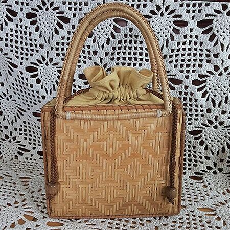 По мотивам Красной Шапочки: плетеные сумочки заполонили Instаgram