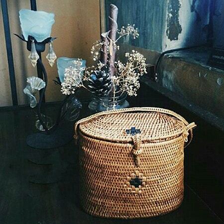 По мотивам Красной Шапочки: плетеные сумочки заполонили Instаgram