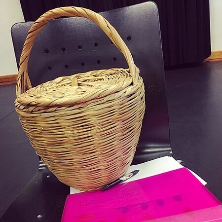 По мотивам Красной Шапочки: плетеные сумочки заполонили Instаgram