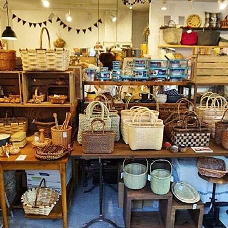 По мотивам Красной Шапочки: плетеные сумочки заполонили Instаgram