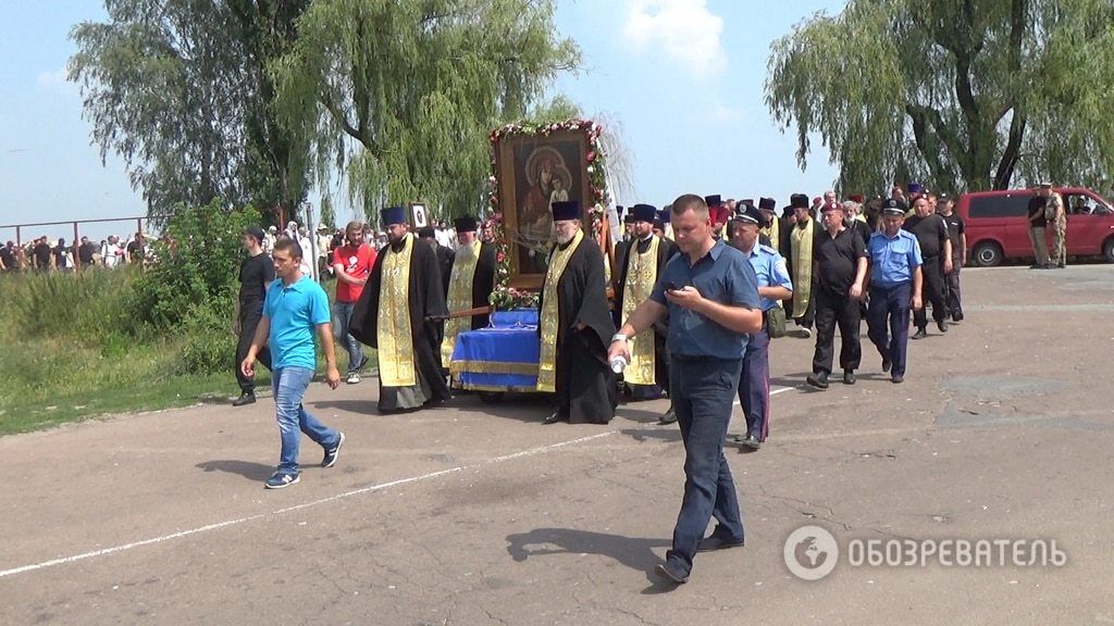 "Я же благодать потеряю": участница крестного хода УПЦ МП не признала автобусов