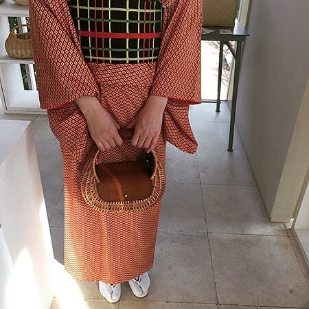 По мотивам Красной Шапочки: плетеные сумочки заполонили Instаgram