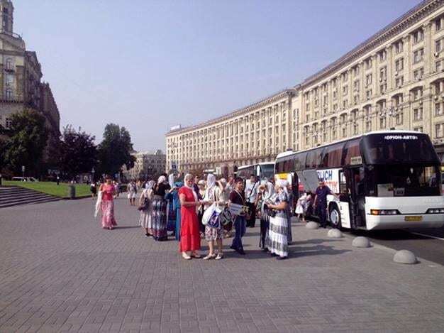 В центре Киева насчитали 700 участников крестного хода, еще 800 человек на подходе