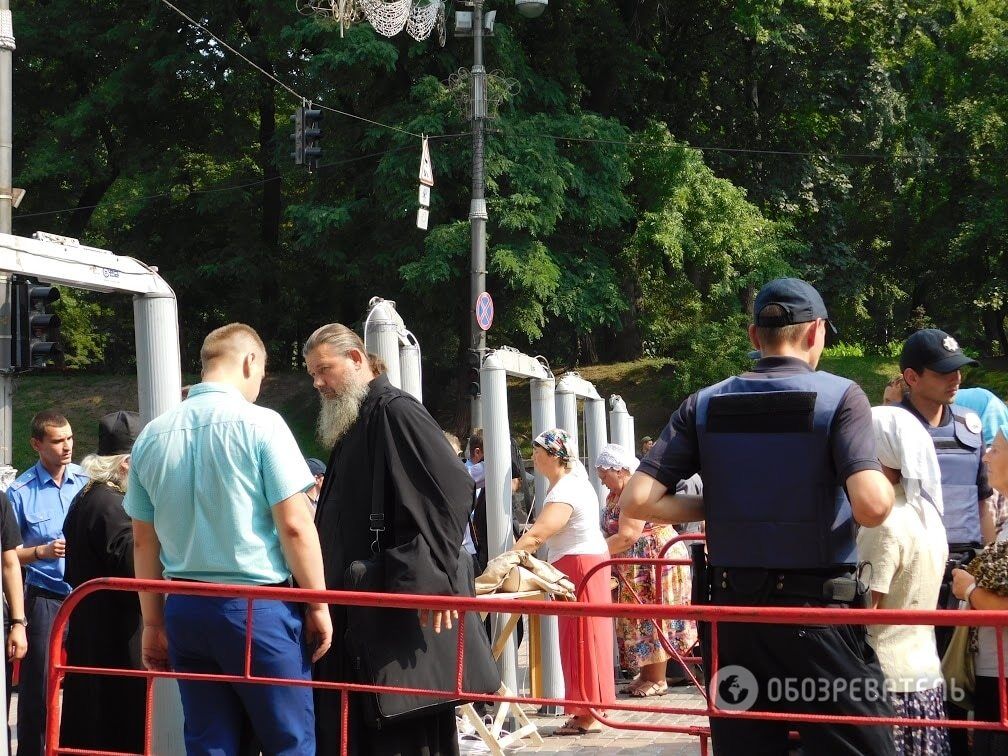 На Владимирскую горку пришли около 5 тысяч верующих УПЦ МП