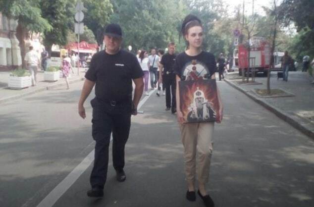 Вогонь і пекло: в Києві побачили дівчат із "пекельною іконою" патріарха Кирила