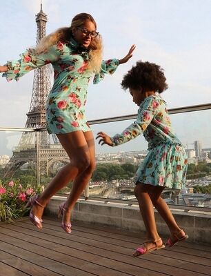 В одном стиле: Бейонсе с дочкой прогулялись по Парижу в одинаковых платьях (фото)