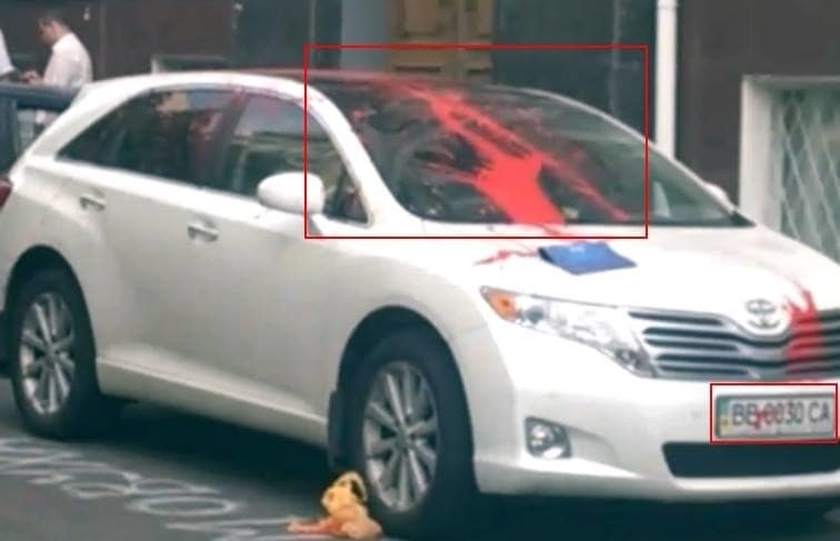 Захлебнутся в крови патриотов: Toyota судьи по делу Бузины облили красной краской