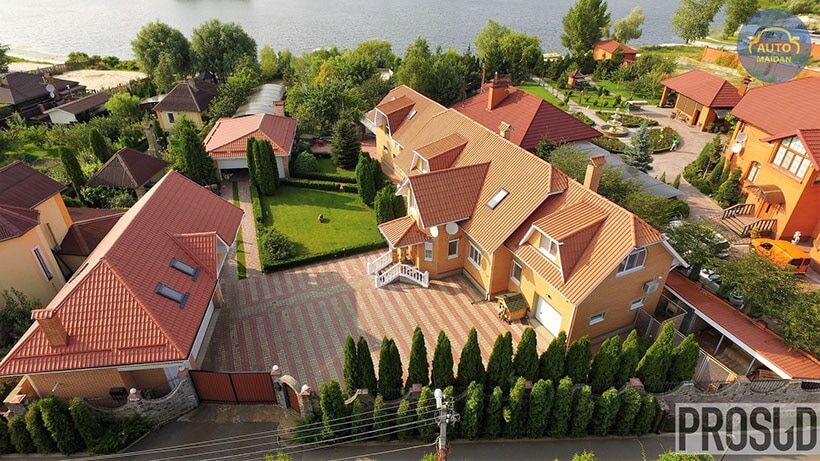 Бідний слуга Феміди: волонтери показали "садовий будиночок" київського судді на 10 млн