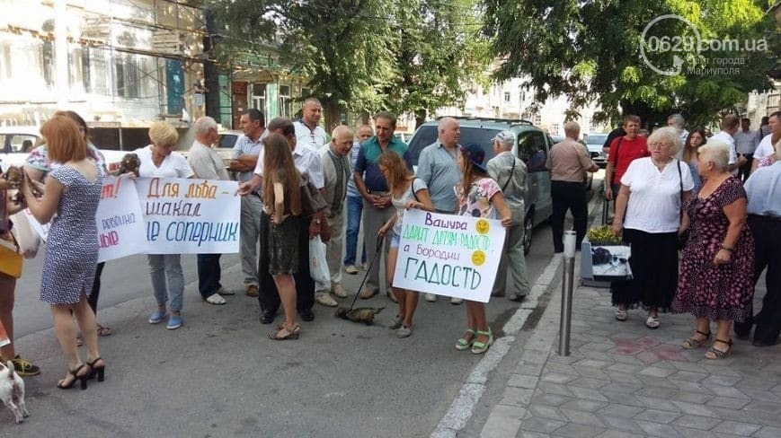 Наш осел и то умней: в Мариуполе на сессию горсовета привели зоопарк. Опубликованы фото