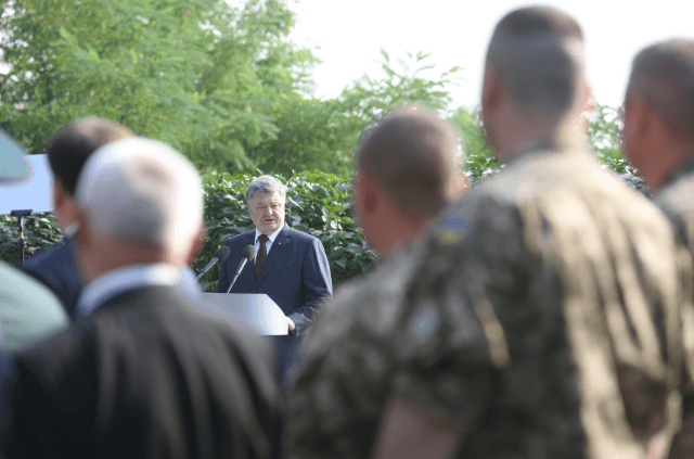 На Донбассе нашествие чужаков: Порошенко призвал молиться за защитников Украины