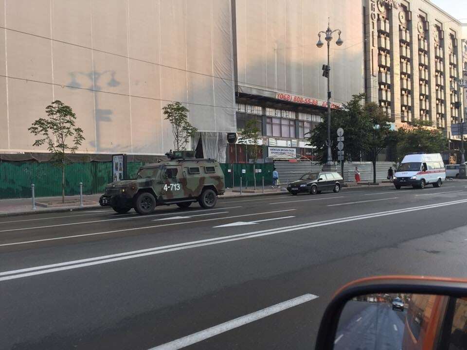 В Киеве по Крещатику проехала военная техника: фотофакт