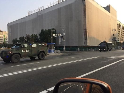 В Киеве по Крещатику проехала военная техника: фотофакт