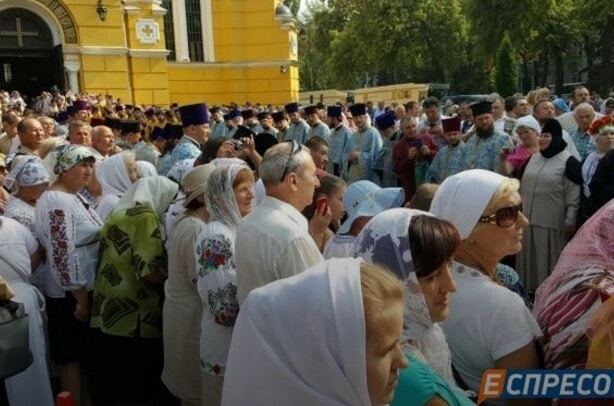 В Киеве верующих пропускали в собор через металлодетекторы