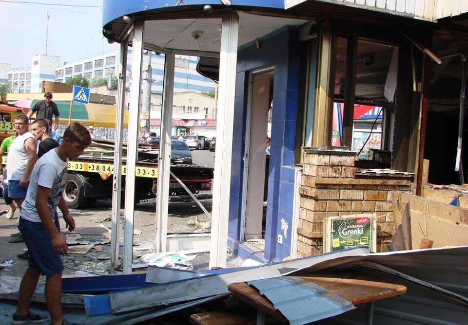У Києві знесли незаконні МАФи, "замасковані" під ринок