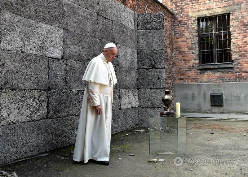 Помолился в тишине: Папа Римский посетил концлагерь "Аушвиц – Биркенау" в Польше