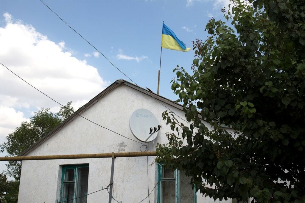Шматочок України в окупації: фермер у Криму 3 роки не знімає жовто-синій прапор із даху
