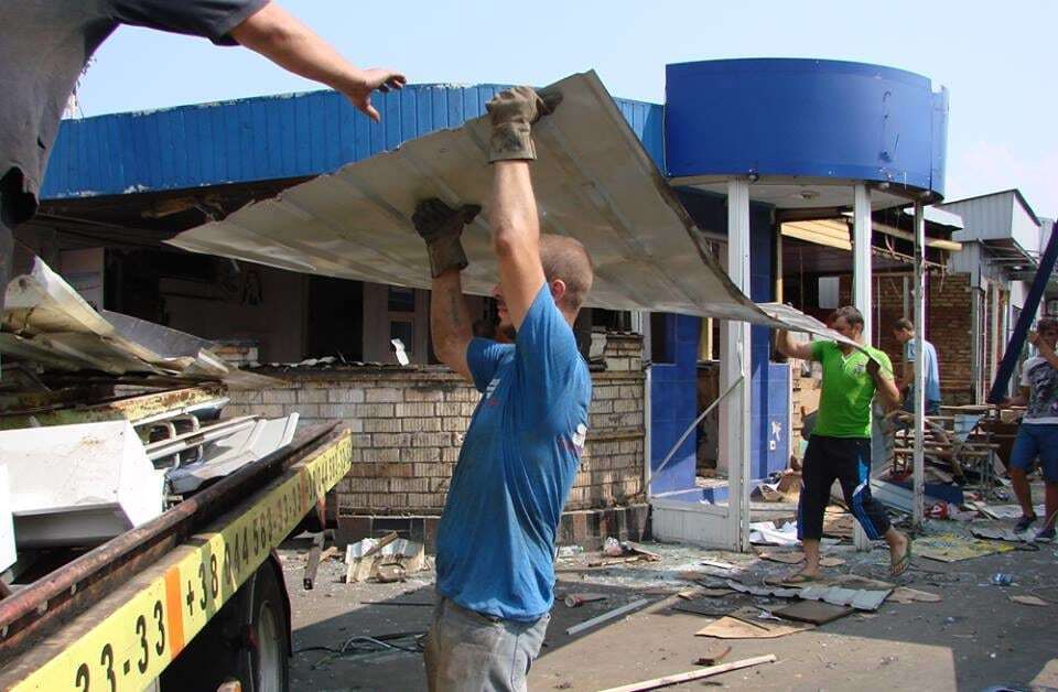 У Києві знесли незаконні МАФи, "замасковані" під ринок