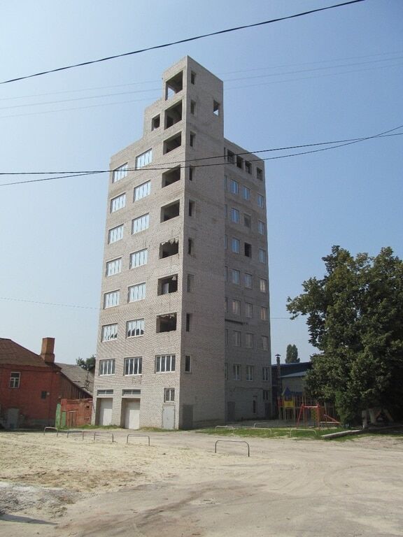 В Харькове предприниматель возвел вместо гаража многоэтажку. Фотофакт