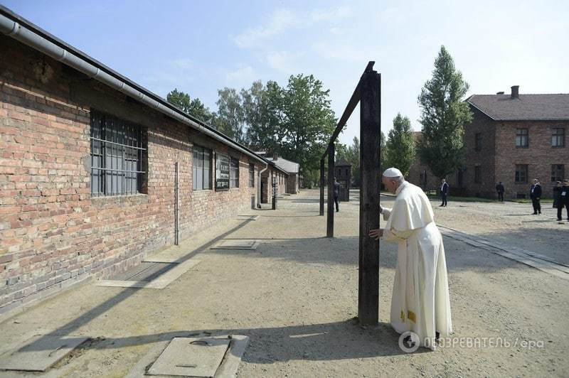 Помолився в тиші: Папа Римський відвідав концтабір "Аушвіц - Біркенау" в Польщі