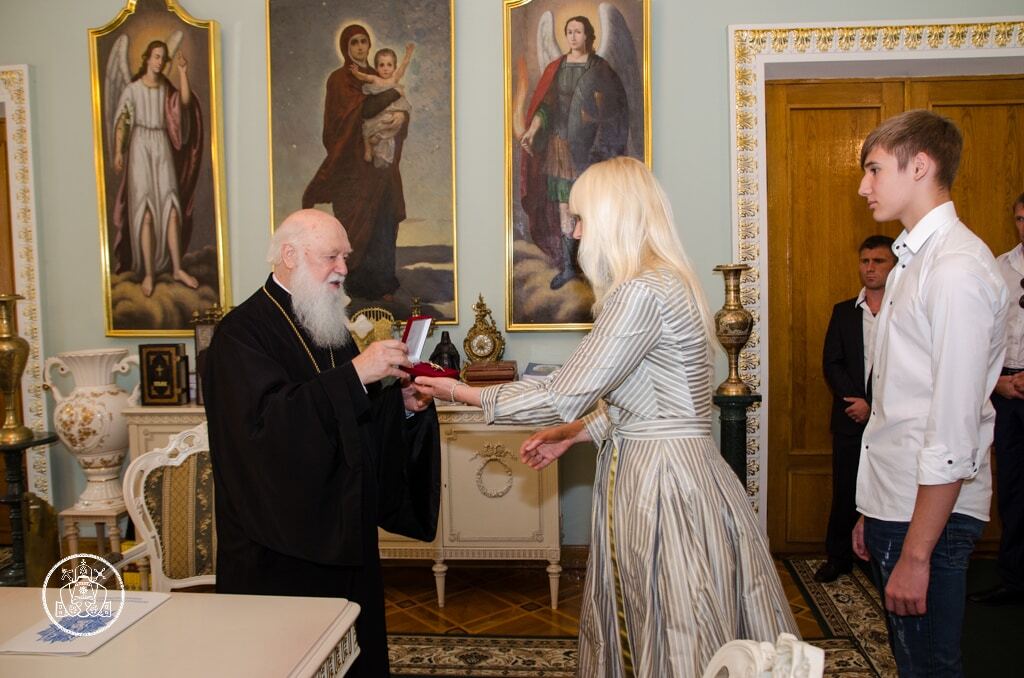 Патріарх Філарет нагородив Аллу Ландар за допомогу армії в АТО