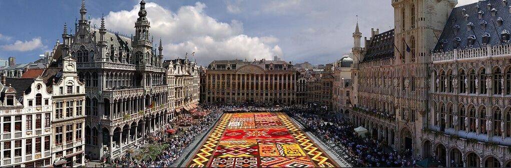 Центральну площу Брюсселя вистелять 750 тис. живих квітів