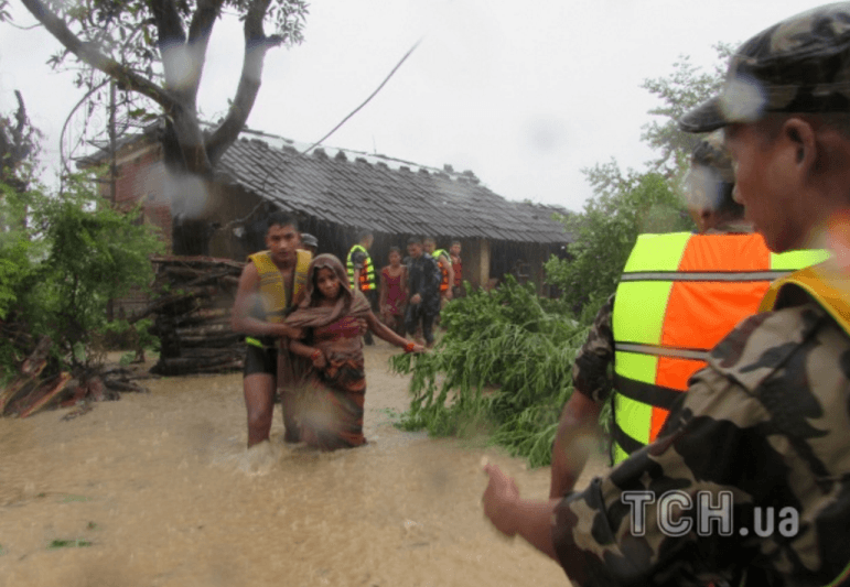 Из-за масштабного потопа в Непале погибли более 60 человек. Опубликованы фото и видео