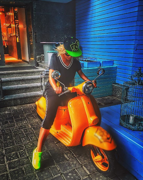 Гросу похвасталась охапкой роз от тайного поклонника