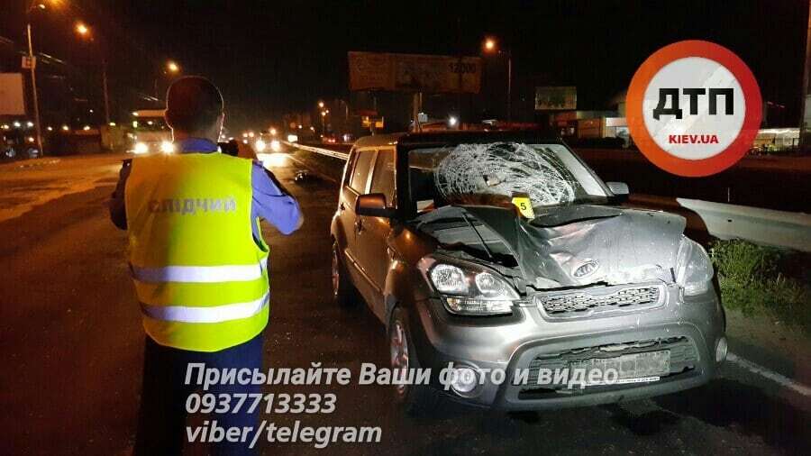 Мимо продолжали бегать нетрезвые прохожие: в Киеве в ДТП погиб пьяный пешеход. Фотофакт
