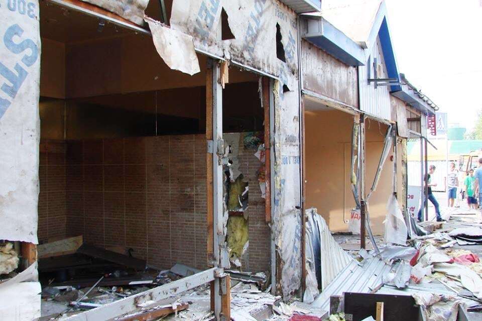У Києві знесли незаконні МАФи, "замасковані" під ринок