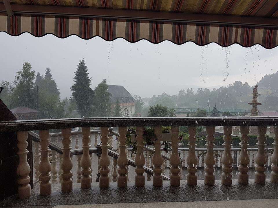 Погода бушует: в Карпатах среди лета выпал снег. Фотофакт