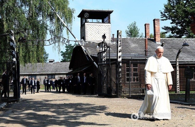 Помолився в тиші: Папа Римський відвідав концтабір "Аушвіц - Біркенау" в Польщі