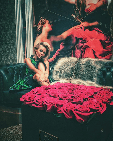 Гросу похвасталась охапкой роз от тайного поклонника