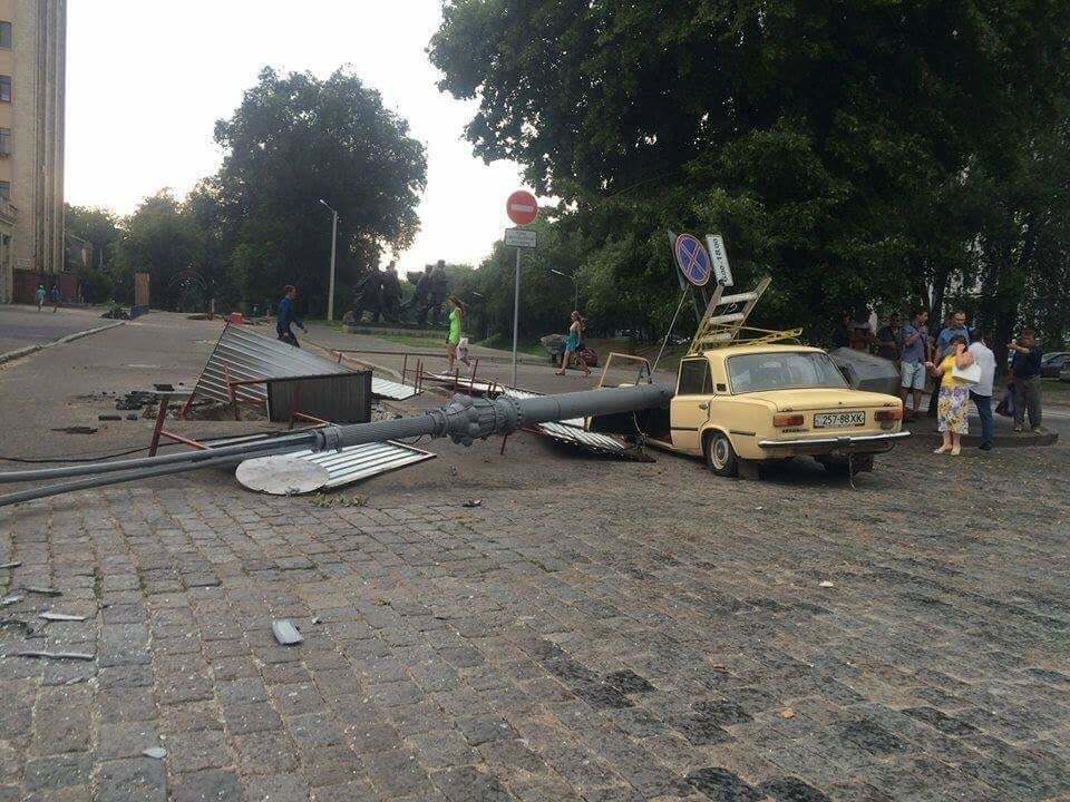 В Харькове фонарный столб упал на автомобиль. Опубликованы фото