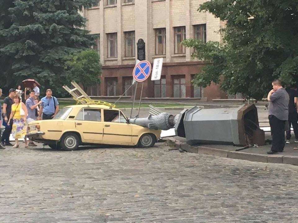 В Харькове фонарный столб упал на автомобиль. Опубликованы фото
