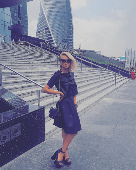 Гросу похвасталась охапкой роз от тайного поклонника