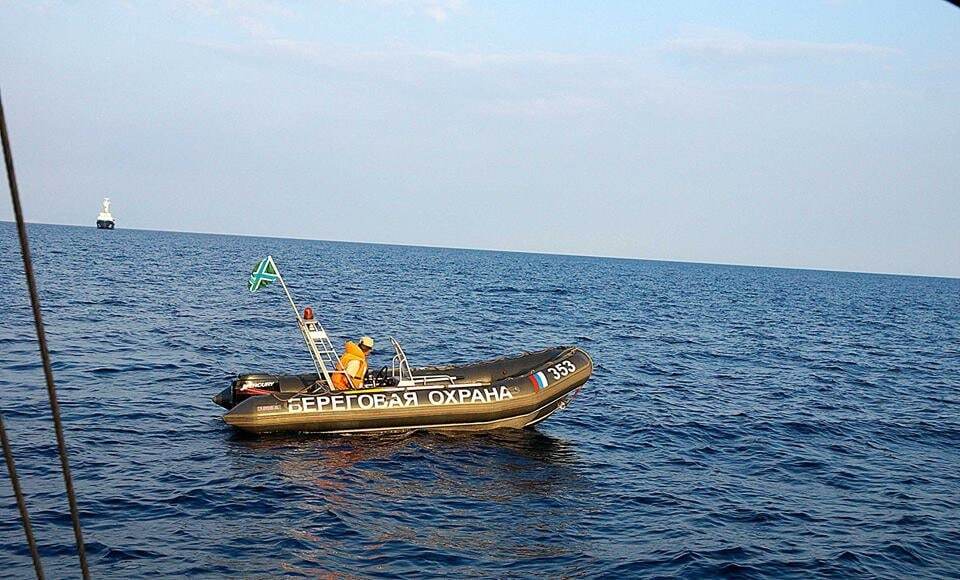 "Русское море?": российские пограничники задержали украинскую яхту в нейтральных водах Черного моря. Опубликованы фото
