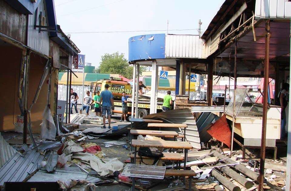 В Киеве снесли незаконные МАФы, "замаскированные" под рынок: опубликованы фото