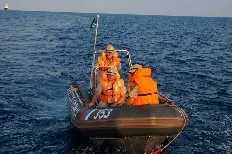 "Русское море?": российские пограничники задержали украинскую яхту в нейтральных водах Черного моря. Опубликованы фото