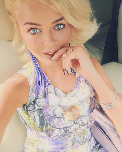 Гросу похвасталась охапкой роз от тайного поклонника