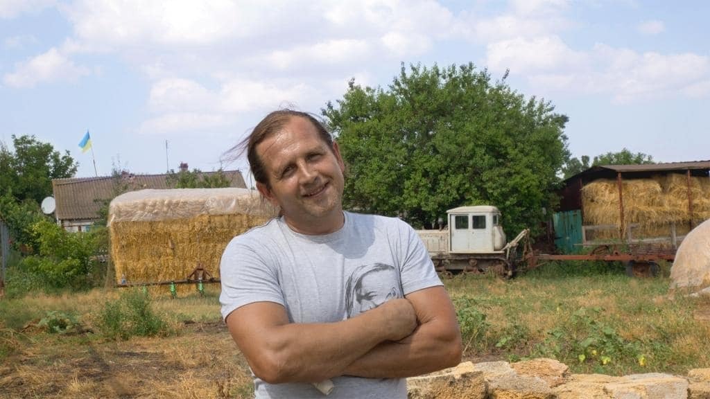 Шматочок України в окупації: фермер у Криму 3 роки не знімає жовто-синій прапор із даху