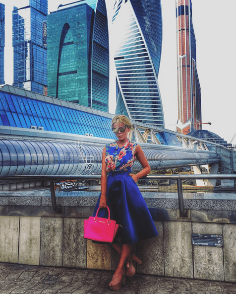 Гросу похвасталась охапкой роз от тайного поклонника