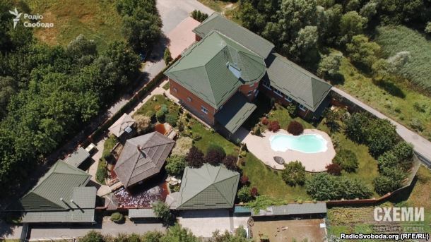 Цивільна дружина Шокіна придбала маєток в Празі, а його трирічна дочка володіє маєтком під Києвом - розслідування